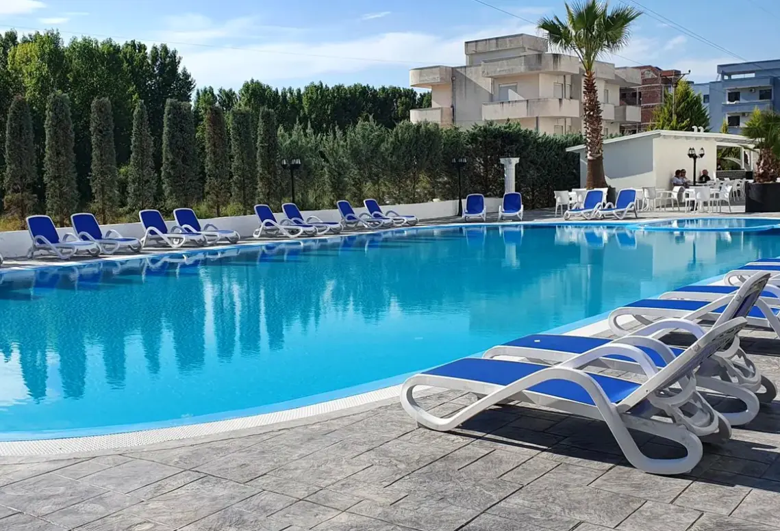 Basen w hotelu Onufri Hotel