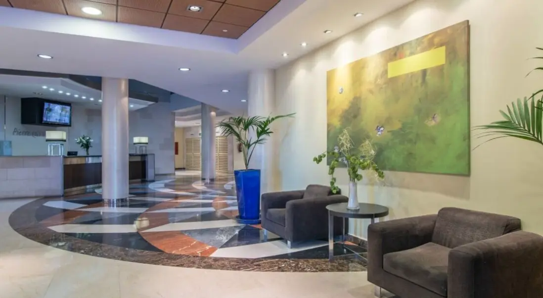 Lobby hotelu Pierre Vacances Benalmadena Principe