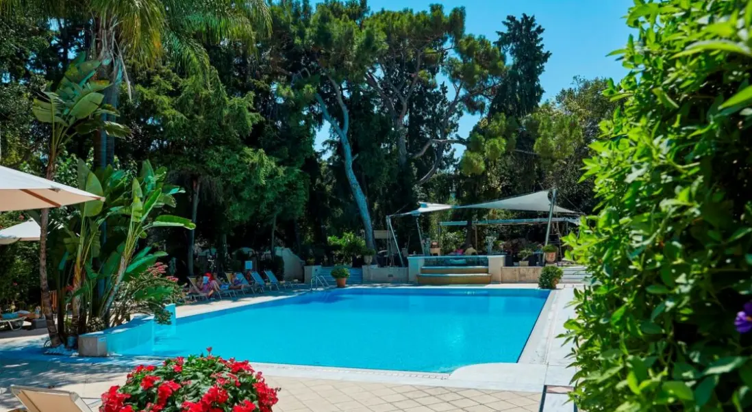 Basen w hotelu Rodos Park