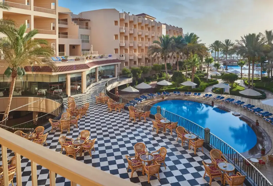 Basen w hotelu Sea Star Beau Rivage