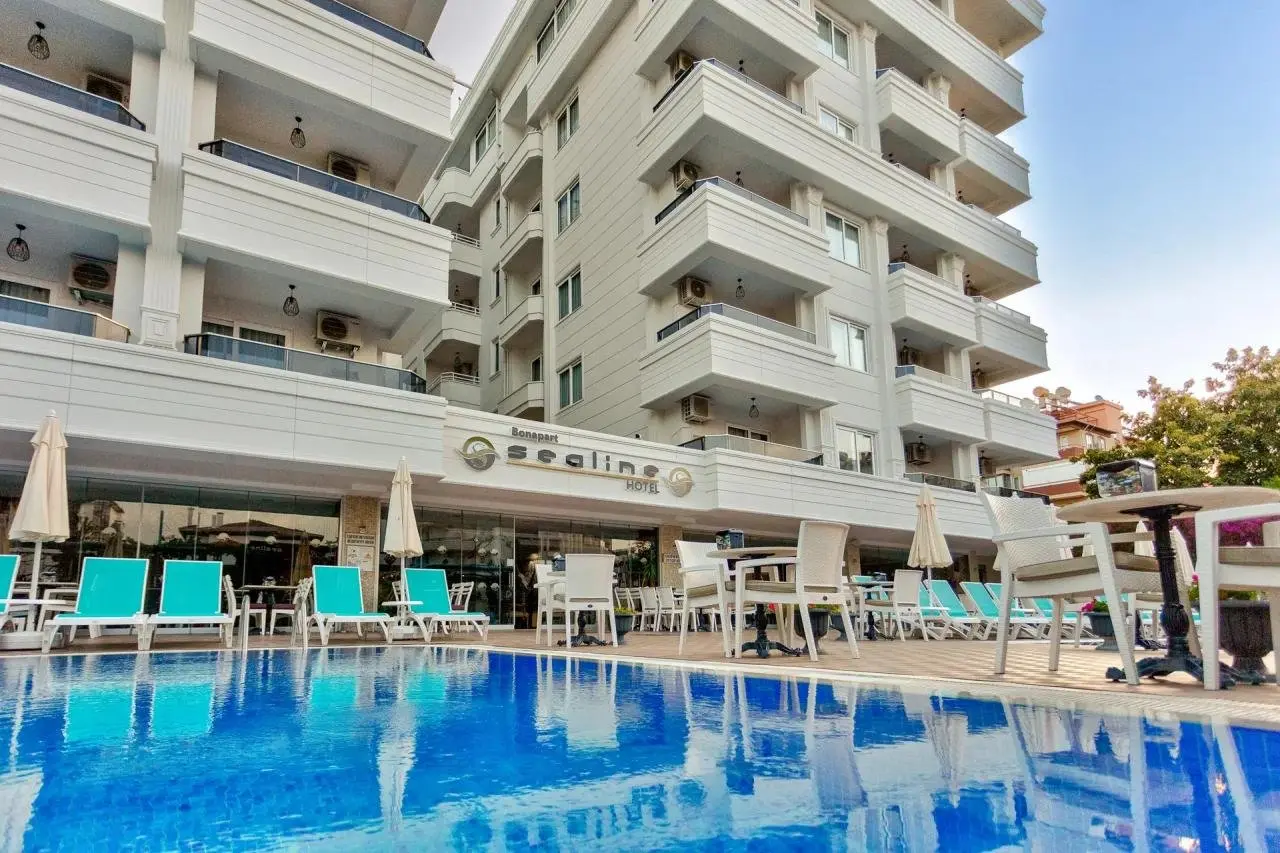 Basen w hotelu Sealine Suit Hotel