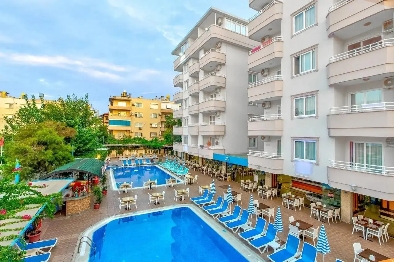 Basen w hotelu Sealine Suit Hotel