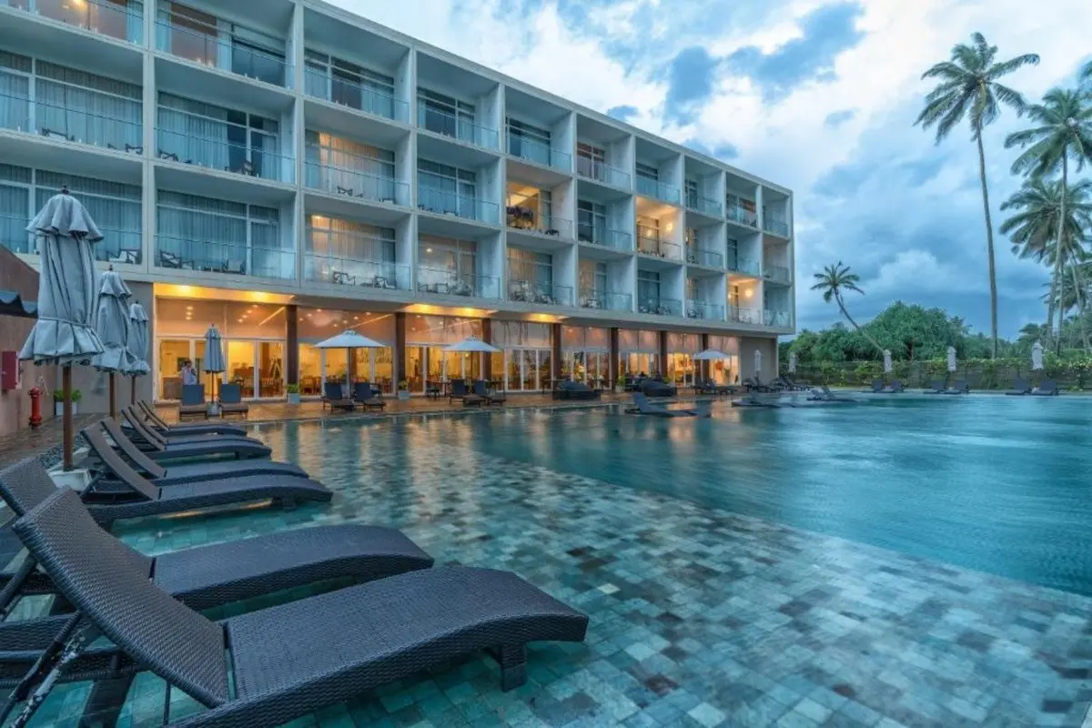 Basen w hotelu The Habitat by Asia Leisure