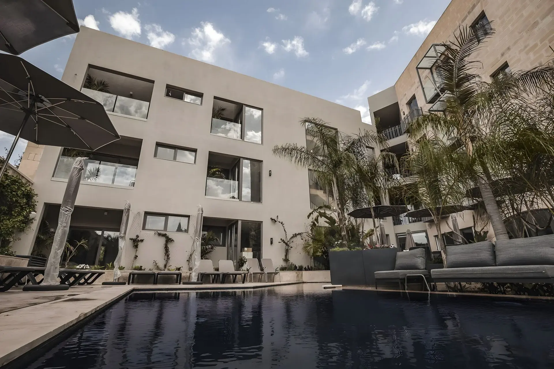 Basen w hotelu The Village Boutique & Spa
