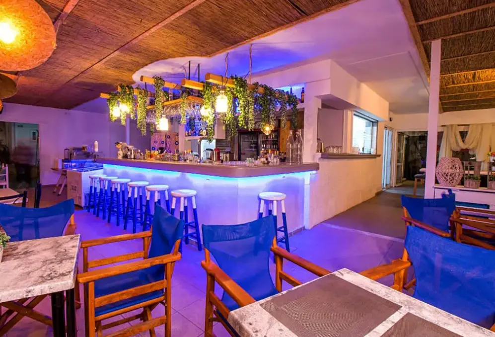 Restauracja i jedzenie w hotelu Tinas Plus Hotel