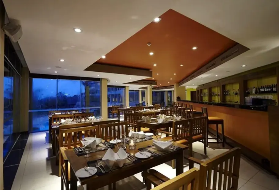 Restauracja i jedzenie w hotelu Turyaa Kalutara