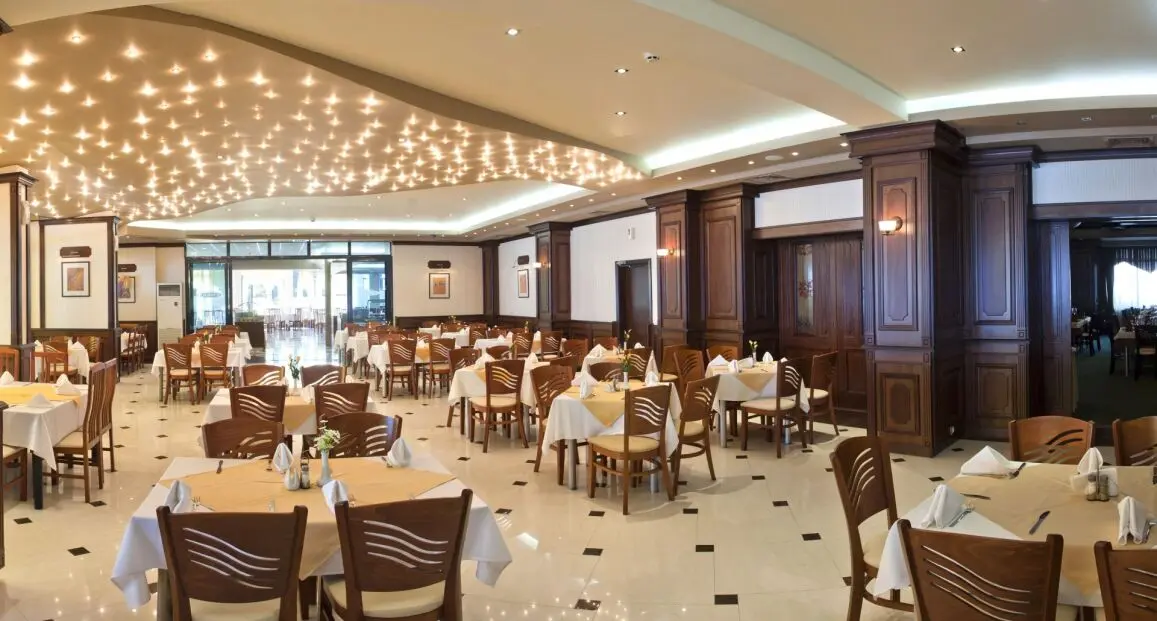 Restauracja i jedzenie w hotelu Vemara Beach