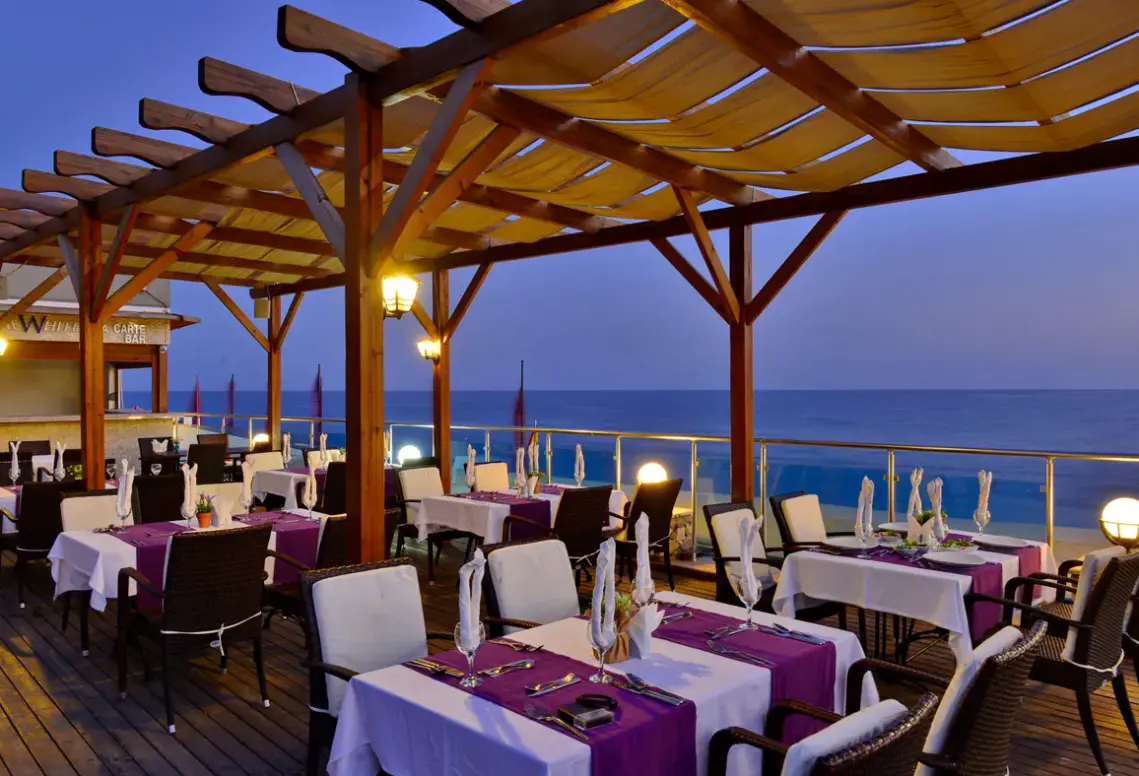 Plaża przy hotelu White City Beach