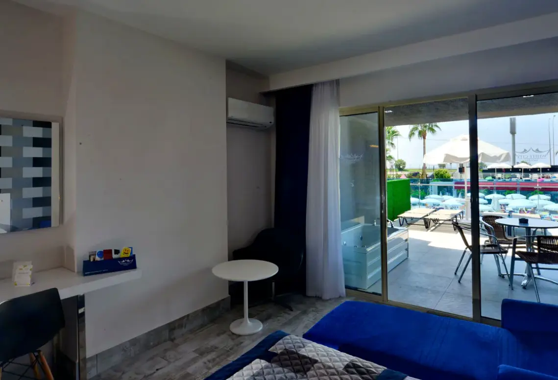 Pokój w hotelu White City Beach