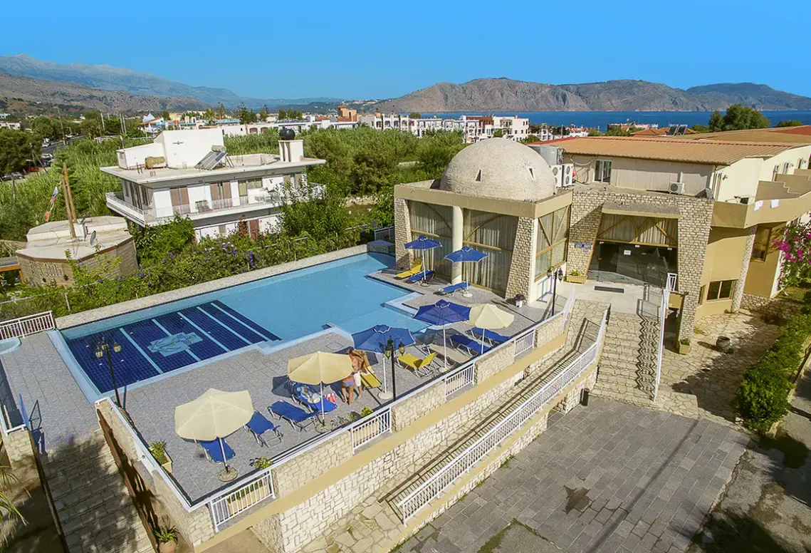 Basen w hotelu Yassou Kriti Hotel