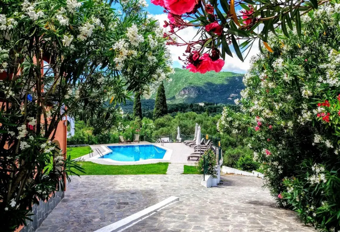 Basen w hotelu Ziogas Luxury Apartments