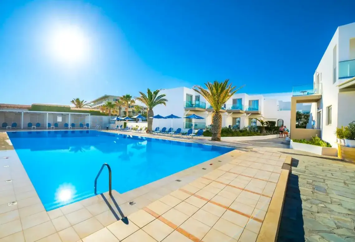 Basen w hotelu Adele Beach