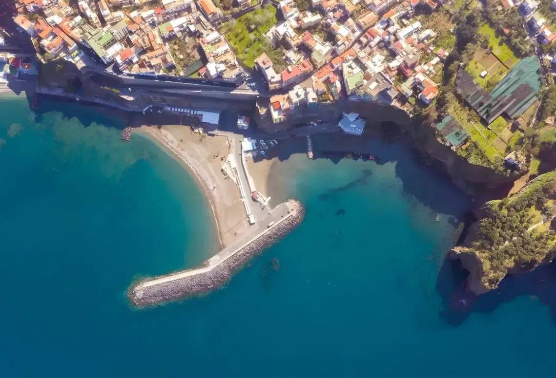 Plaża przy hotelu Alimuri Bay Resort