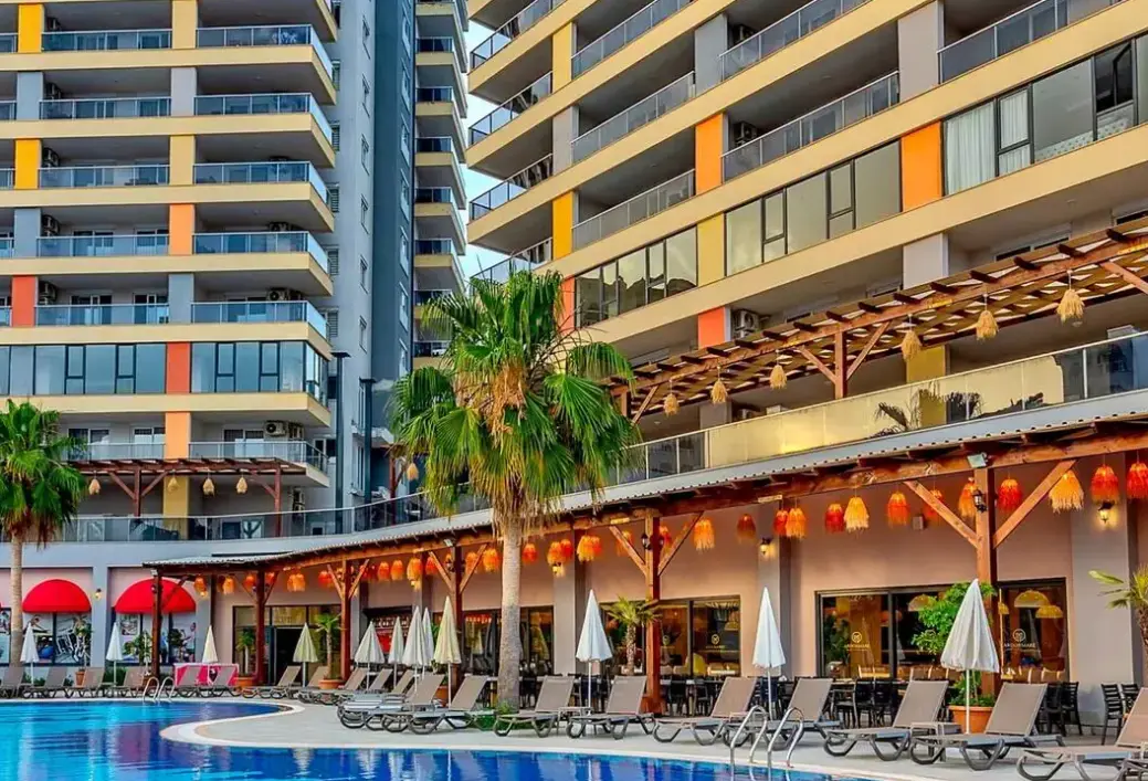 Basen w hotelu Almaris Resort Hotel