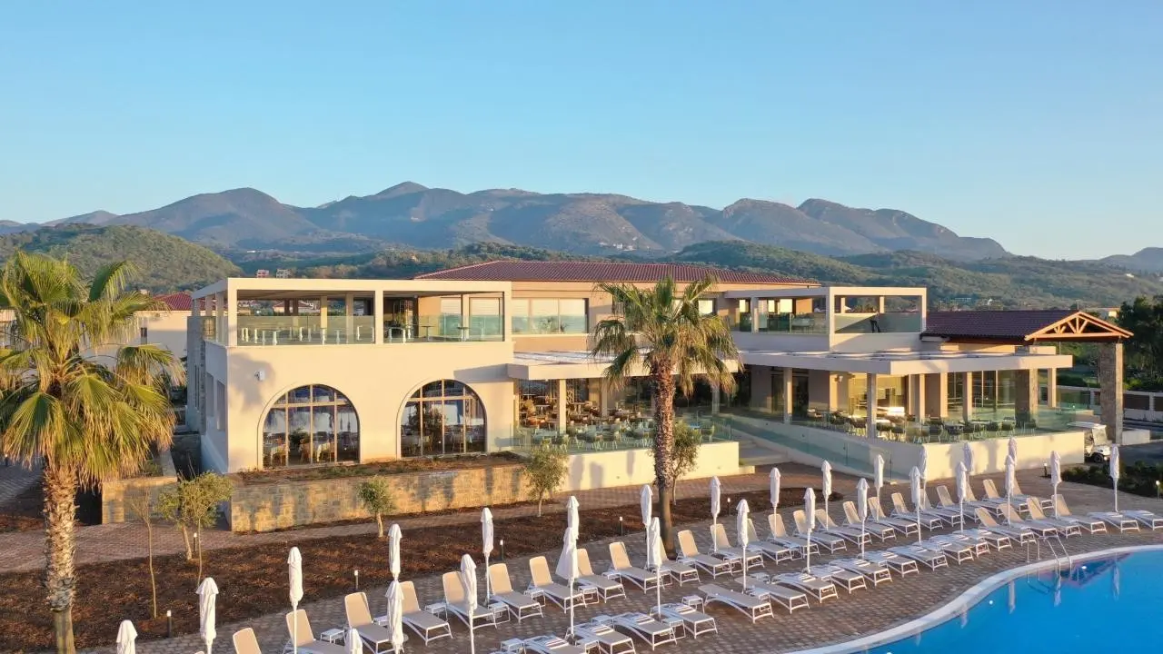Basen w hotelu Almyros Beach Resort and Spa