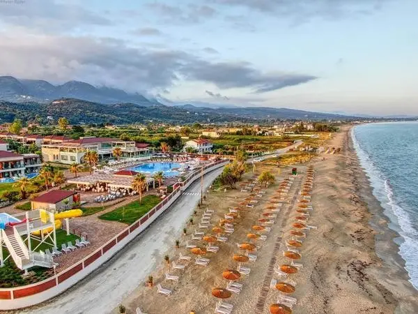 Plaża przy hotelu Almyros Beach Resort and Spa