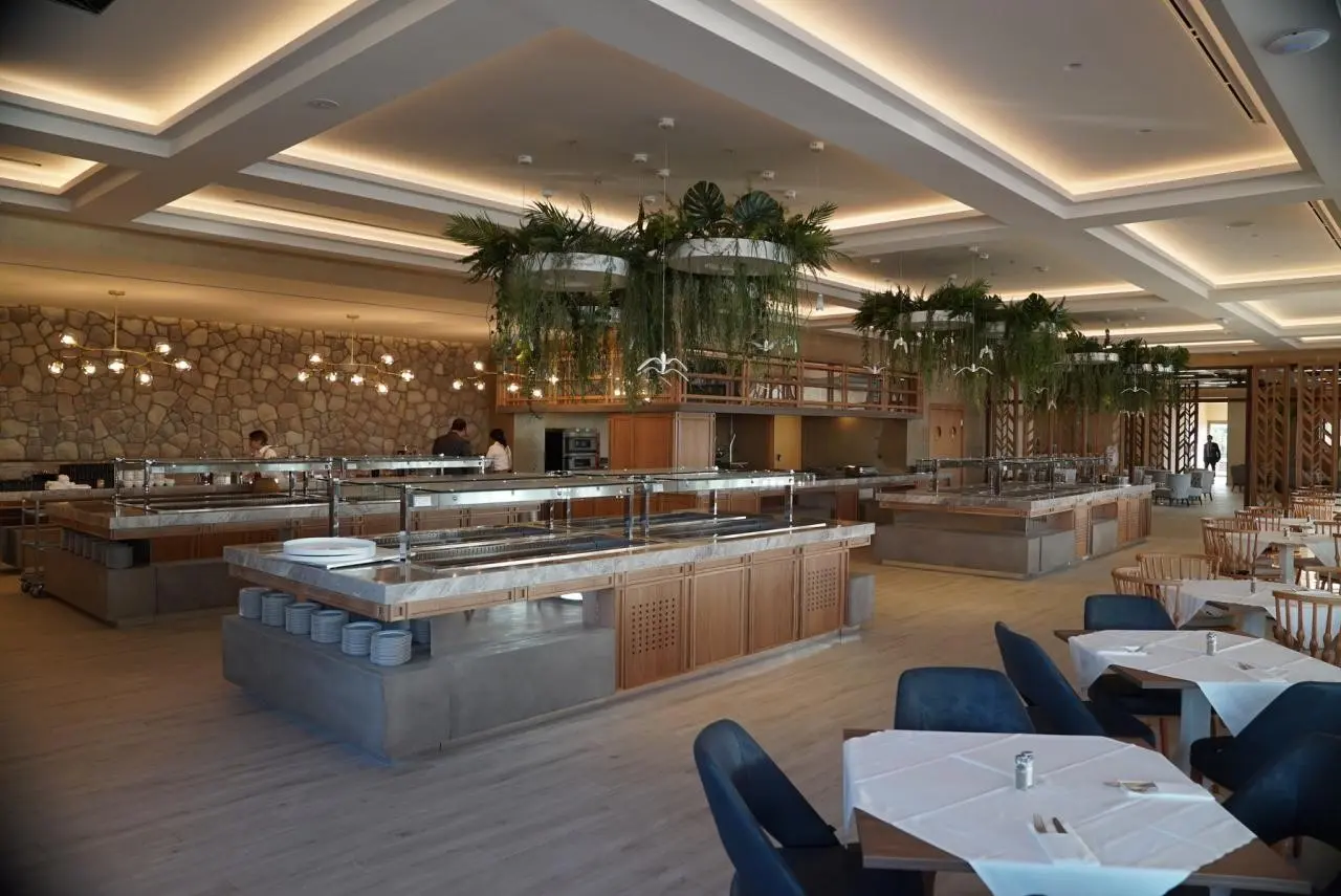 Restauracja i jedzenie w hotelu Almyros Beach Resort and Spa