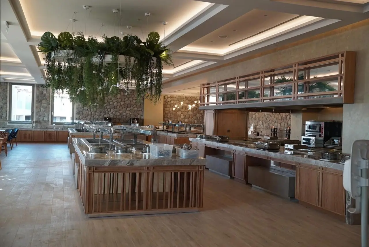 Restauracja i jedzenie w hotelu Almyros Beach Resort and Spa