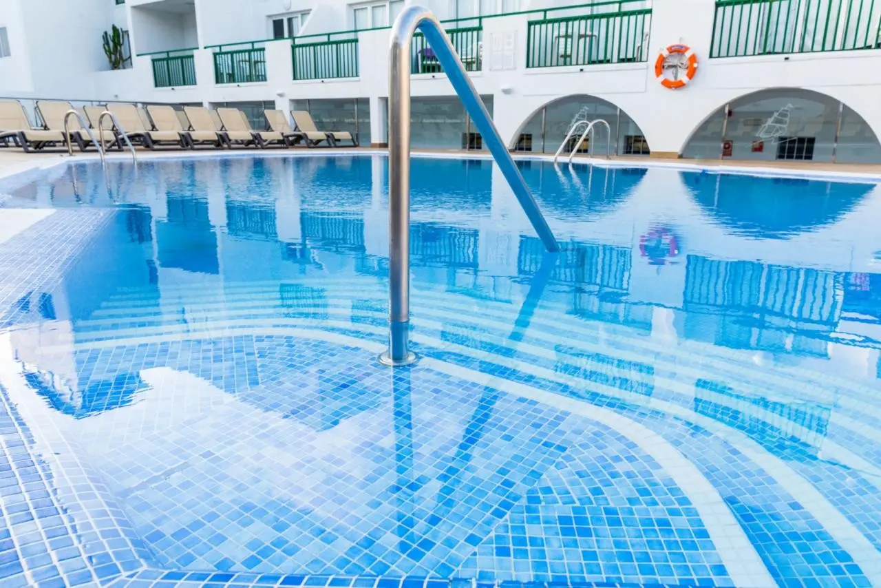 Basen w hotelu Apartamentos Dunas Club