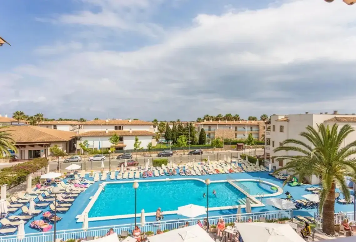 Basen w hotelu Aparthotel Caprice Isabel