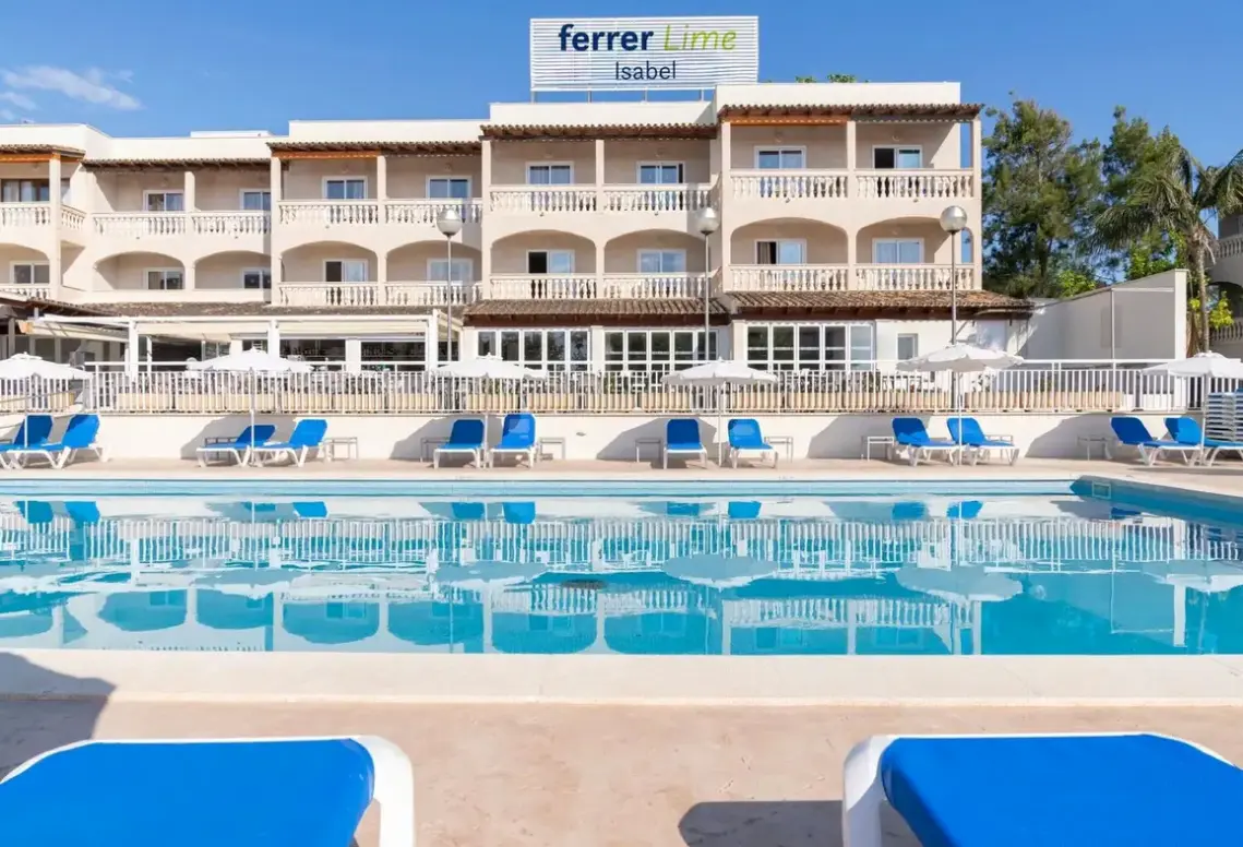 Basen w hotelu Aparthotel Caprice Isabel
