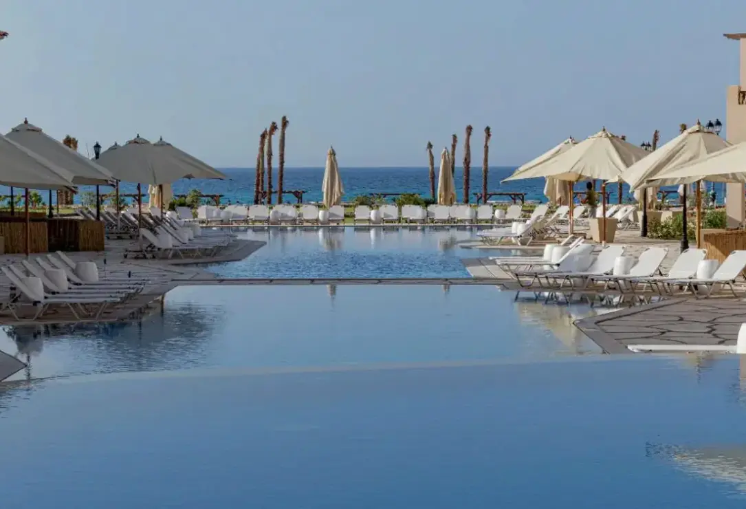Basen w hotelu Aqua Heneish Beach Resort