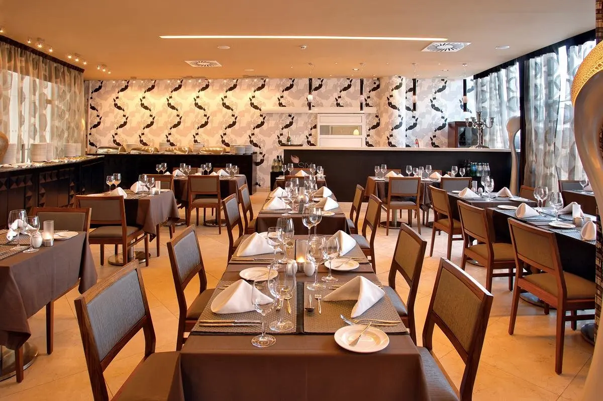 Restauracja i jedzenie w hotelu Aqua Pedra Dos Bicos
