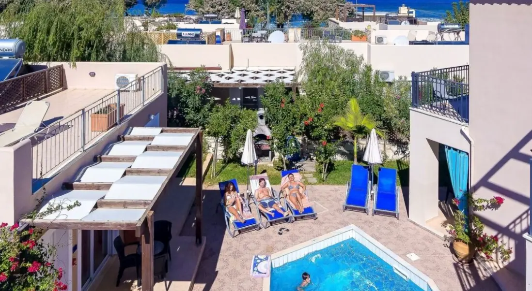 Basen w hotelu Azure Beach Villas