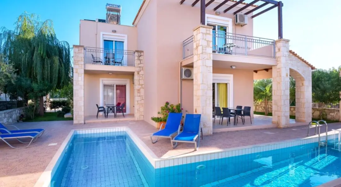 Basen w hotelu Azure Beach Villas