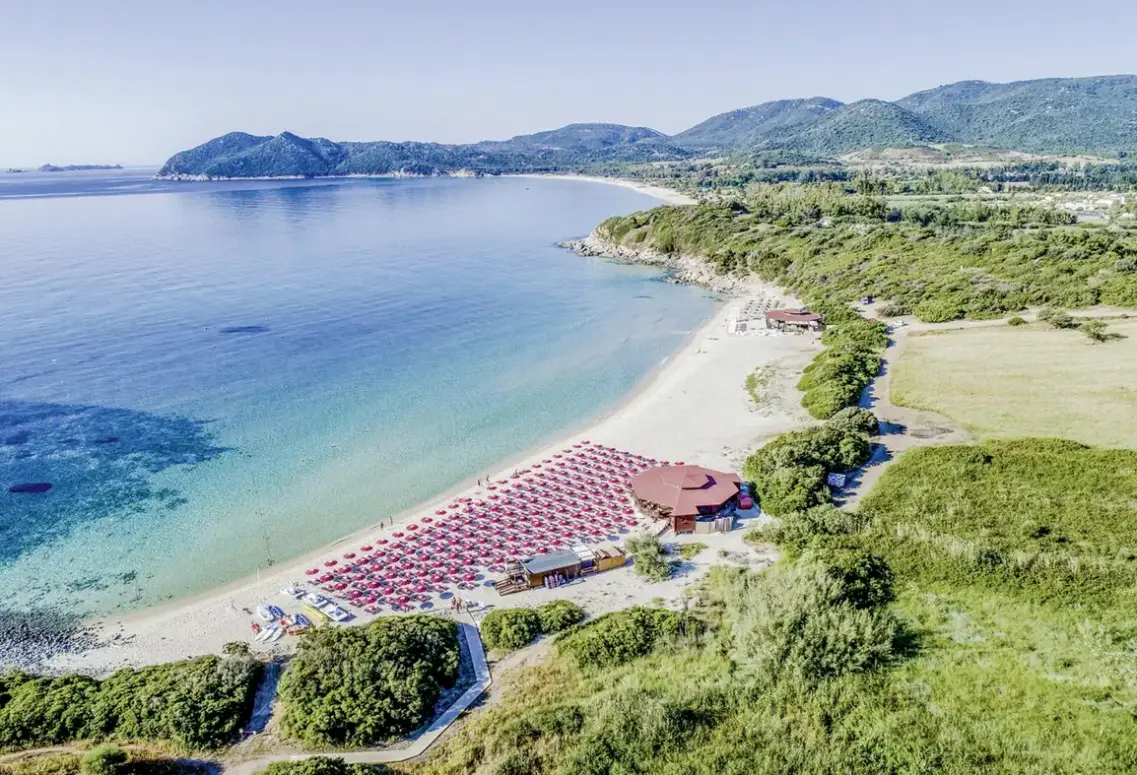 Plaża przy hotelu Blu Sant'Elmo Beach Hotel