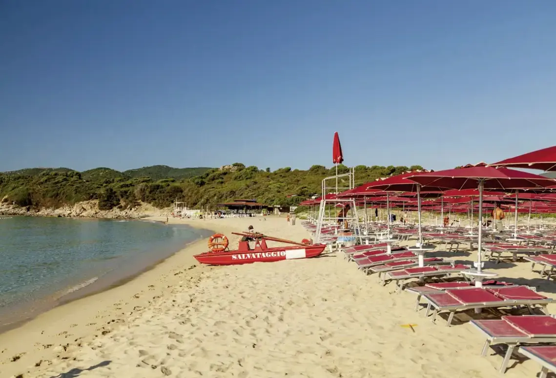Plaża przy hotelu Blu Sant'Elmo Beach Hotel
