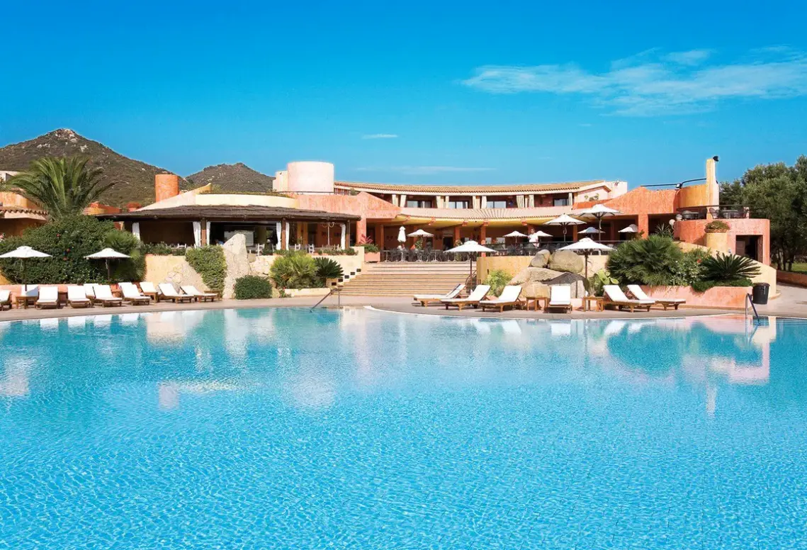 Basen w hotelu Blu Sant'Elmo Beach Hotel