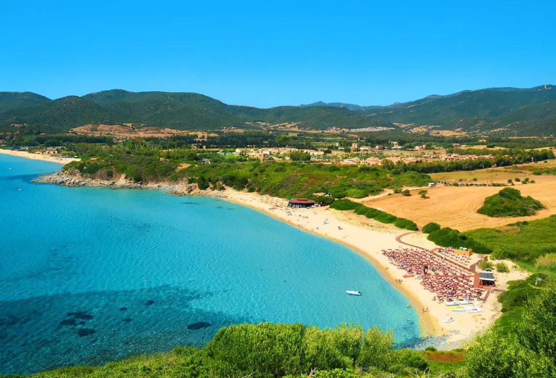 Plaża przy hotelu Blu Sant'Elmo Beach Hotel