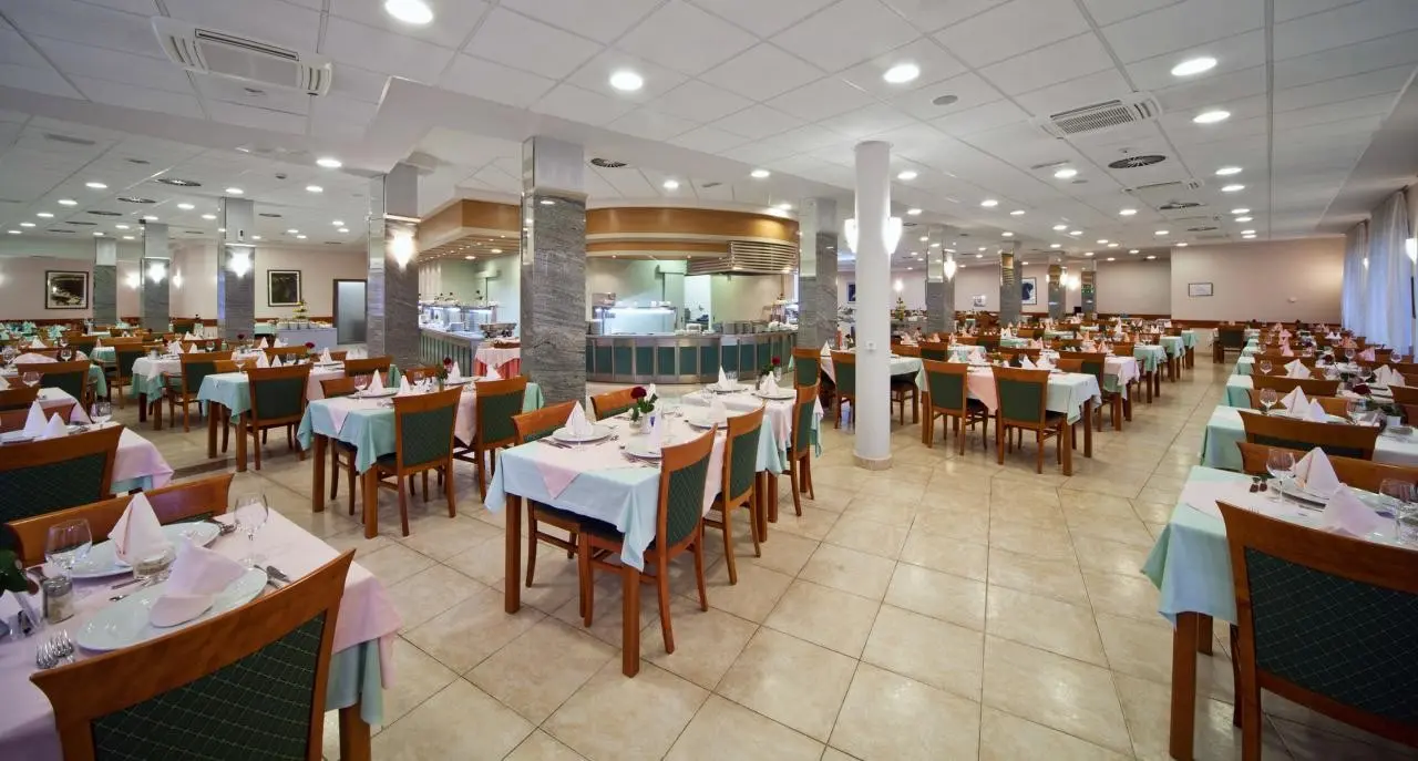 Restauracja i jedzenie w hotelu Bluesun Holiday Village Bonaca