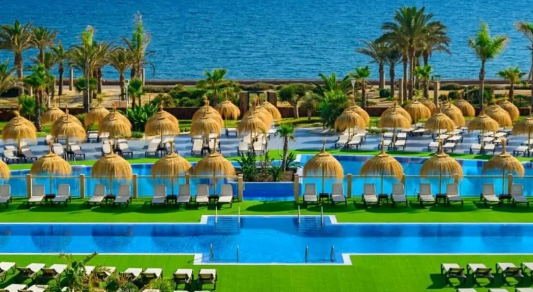 Basen w hotelu Cabogata Beach
