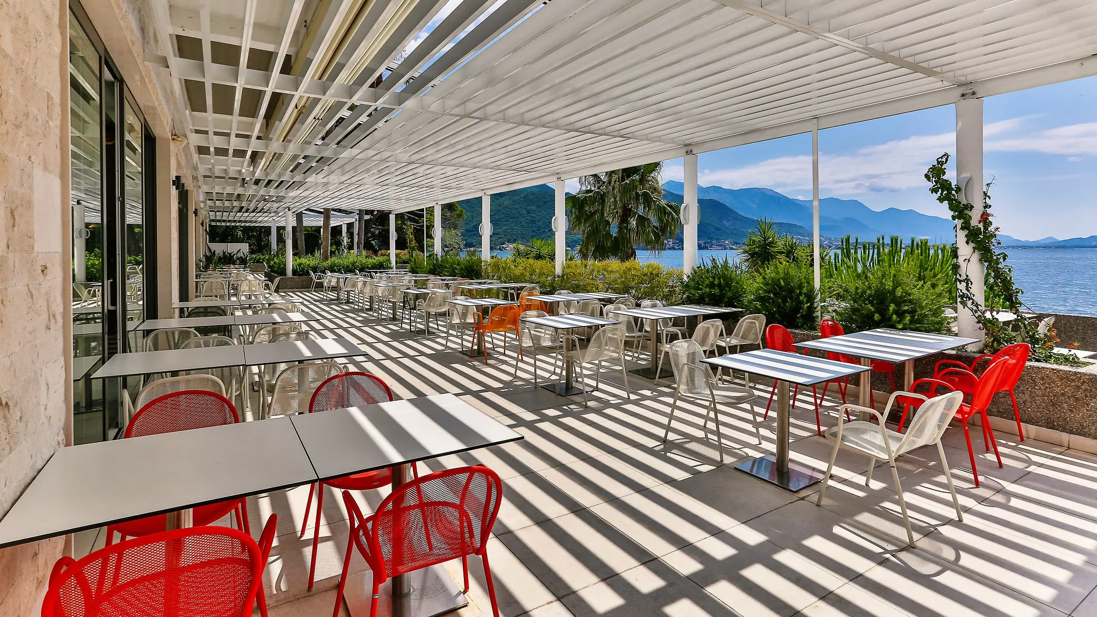 Restauracja i jedzenie w hotelu Carine Hotel Park