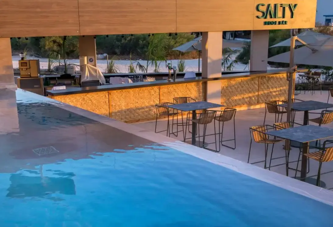 Basen w hotelu Cavo Zoe Seaside