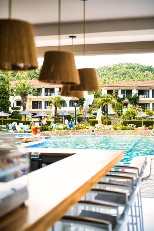 Basen w hotelu Chrousso Village