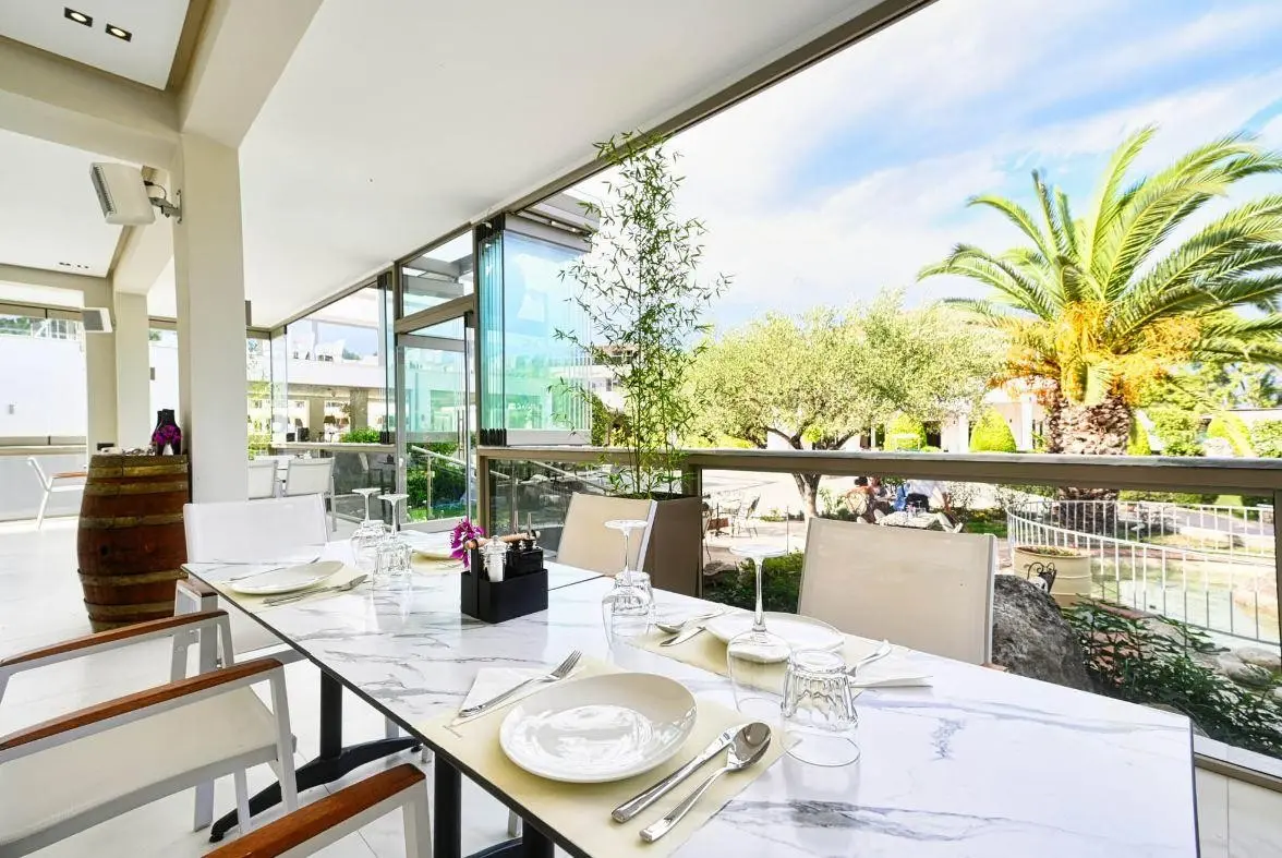 Restauracja i jedzenie w hotelu Chrousso Village