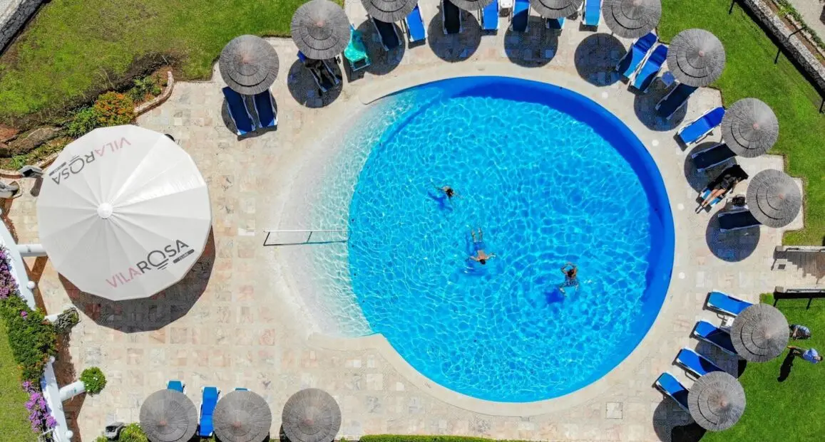 Basen w hotelu Clube Vila Rosa