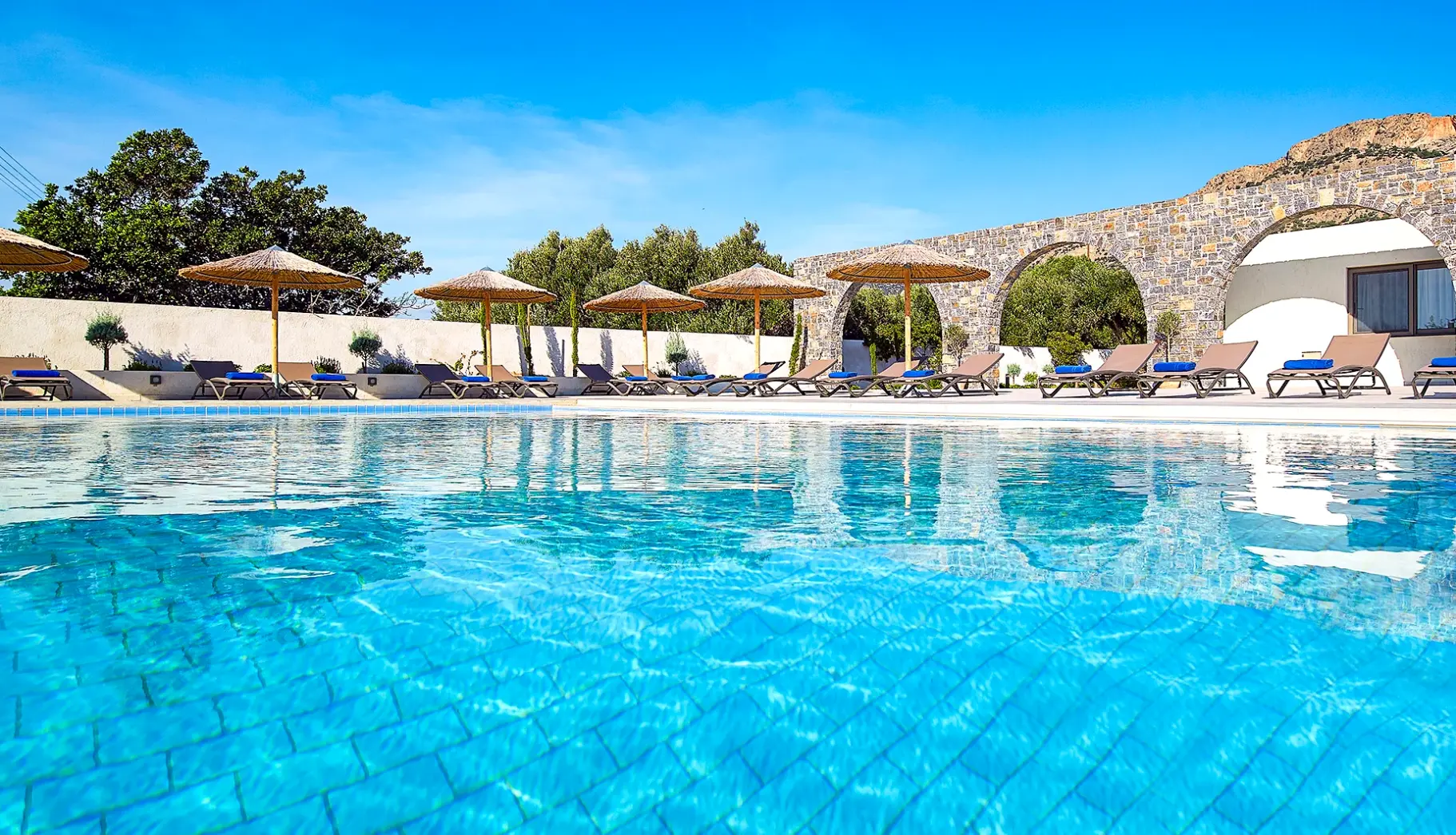 Basen w hotelu Coriva Beach Hotel & Bungalows