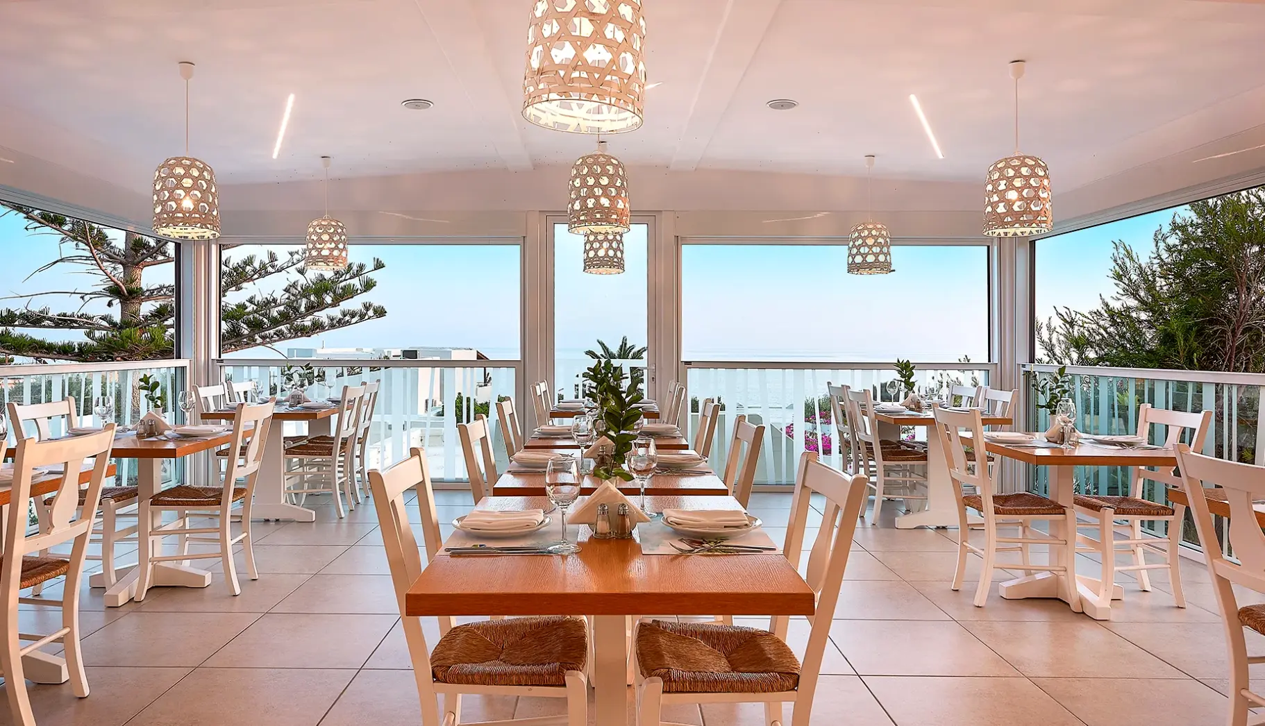 Restauracja i jedzenie w hotelu Coriva Beach Hotel & Bungalows