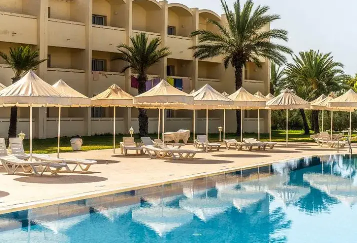 Basen w hotelu Dar Khayam