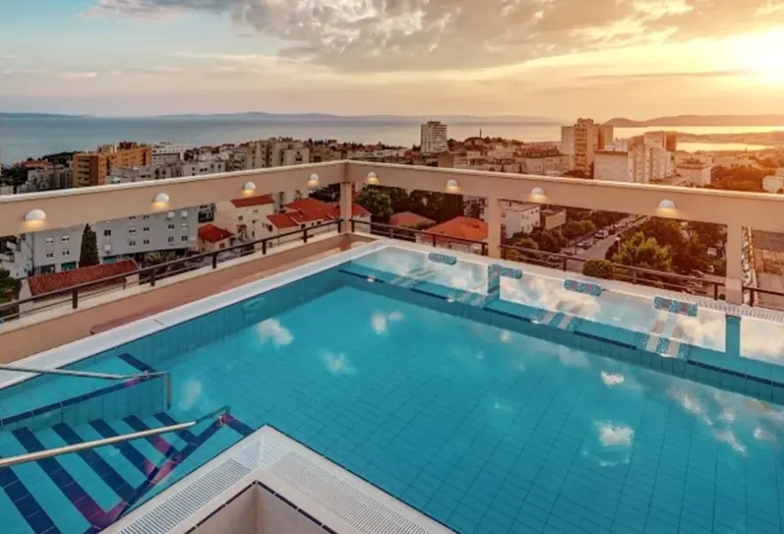 Basen w hotelu Dioklecijan Hotel & Residence