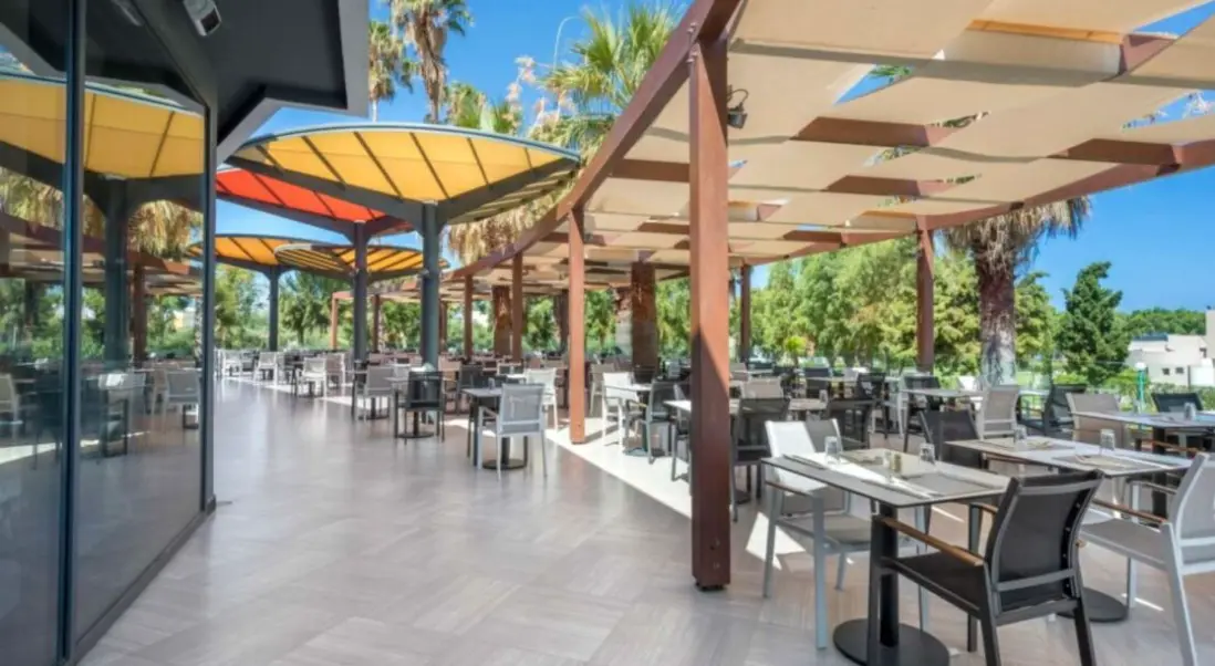 Restauracja i jedzenie w hotelu Doreta Beach Resort & Spa