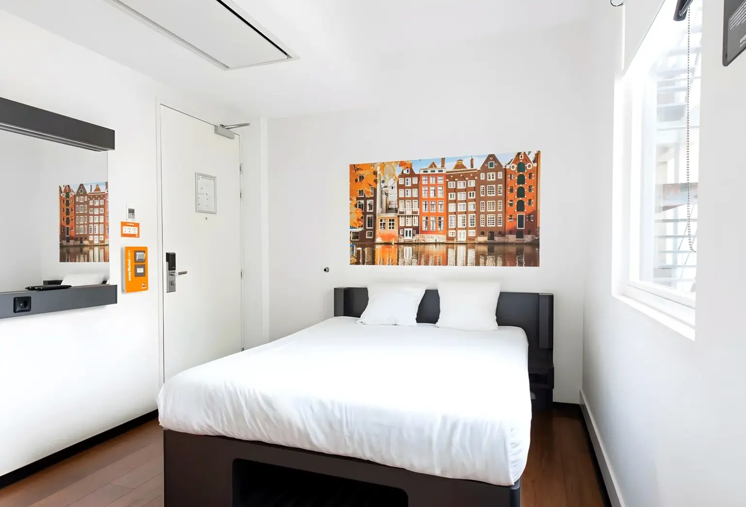Pokój w hotelu easyHotel Amsterdam City Centre