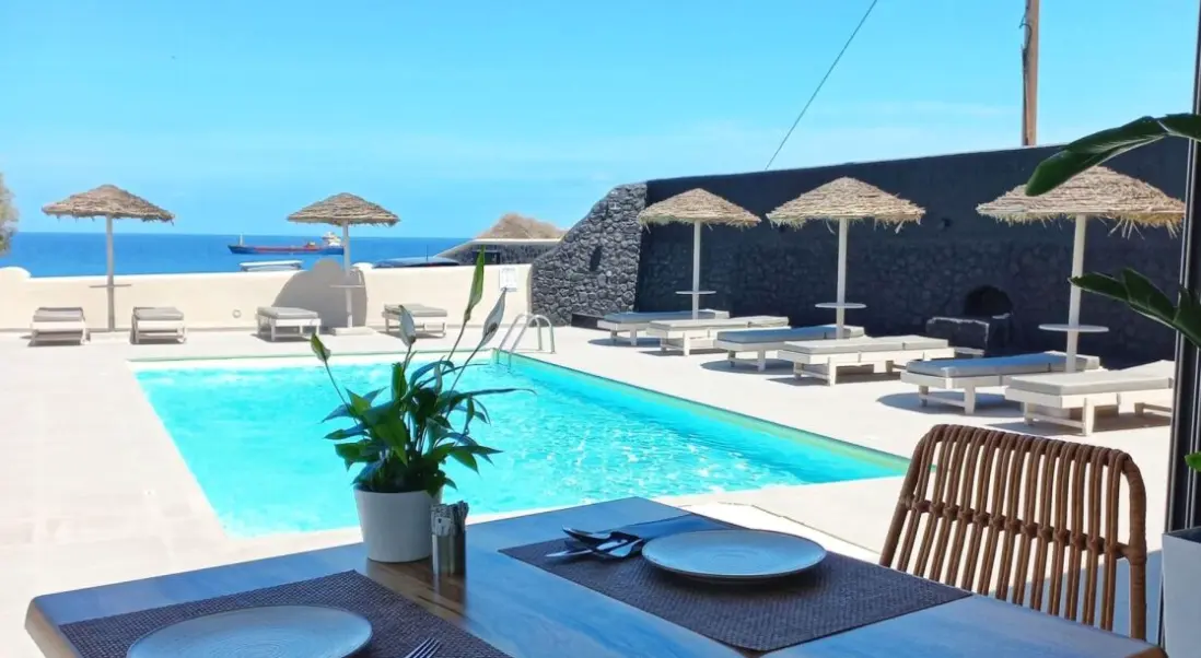 Basen w hotelu En Plo Boutique Suites