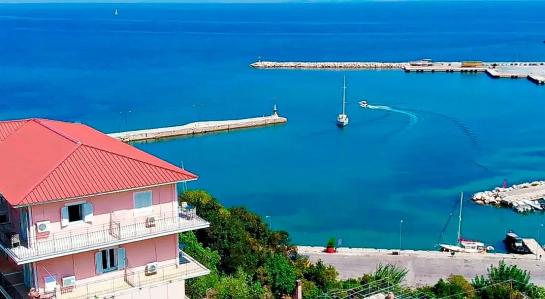 Widok z hotelu Faro Del Porto
