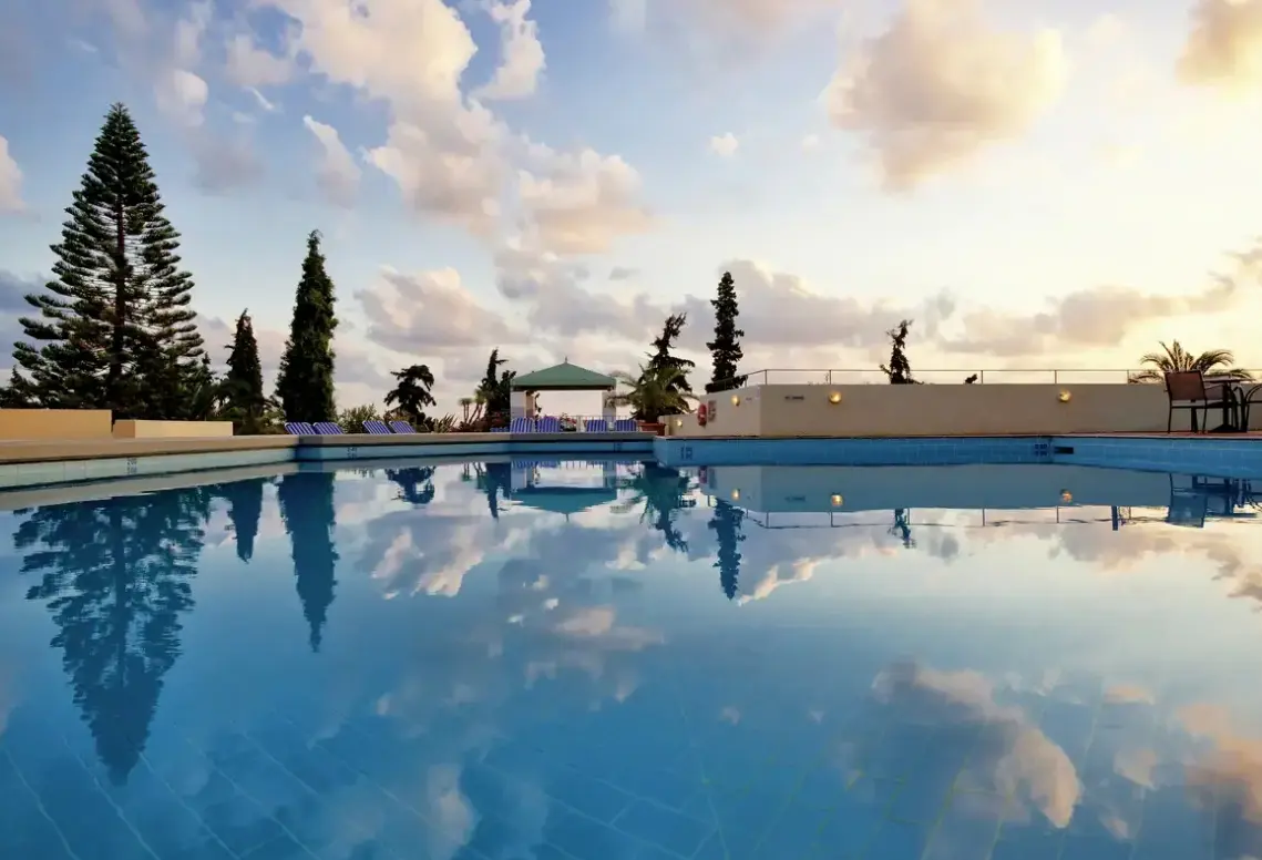Basen w hotelu Galaxy Suites Boutique Resort