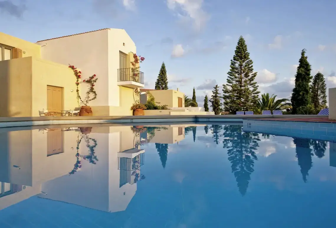 Basen w hotelu Galaxy Suites Boutique Resort